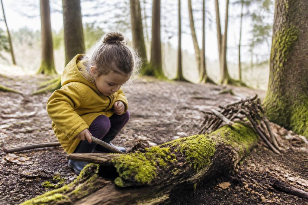 Naturpädagogik und Montessori: Warum Kinder draußen selbstständiger lernen